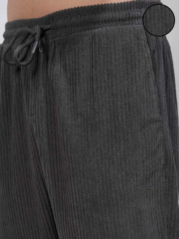 Highlander Men Charcoal Loose Fit Solid Casual Trouser