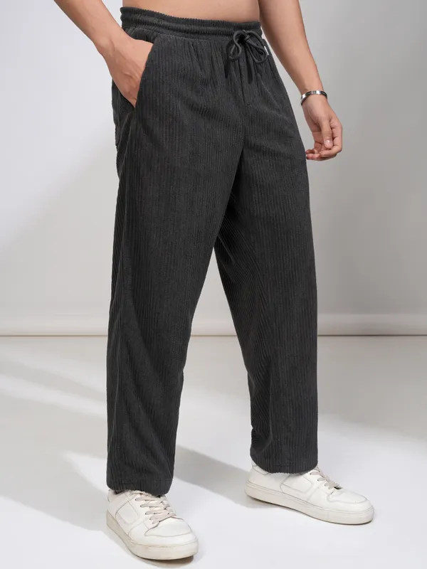 Highlander Men Charcoal Loose Fit Solid Casual Trouser