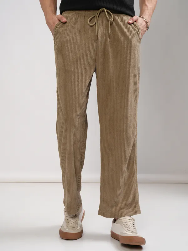 Highlander Men Beige Loose Fit Solid Casual Trouser