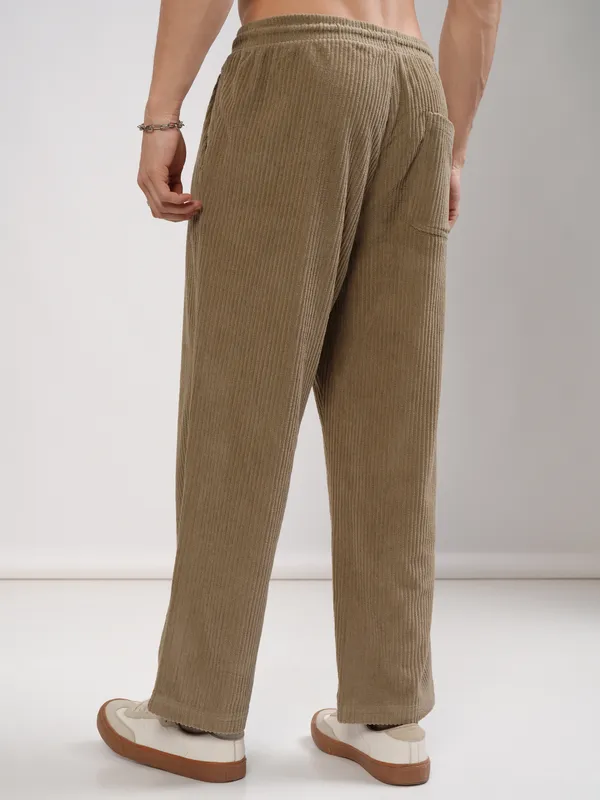 Highlander Men Beige Loose Fit Solid Casual Trouser