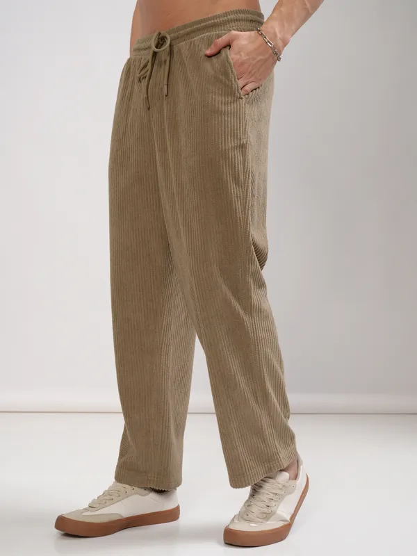 Highlander Men Beige Loose Fit Solid Casual Trouser