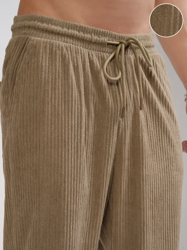 Highlander Men Beige Loose Fit Solid Casual Trouser