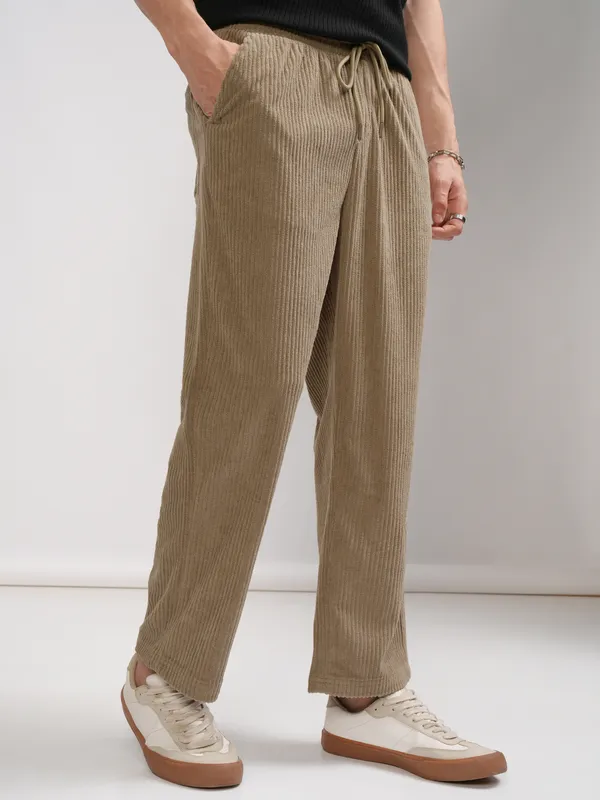Highlander Men Beige Loose Fit Solid Casual Trouser