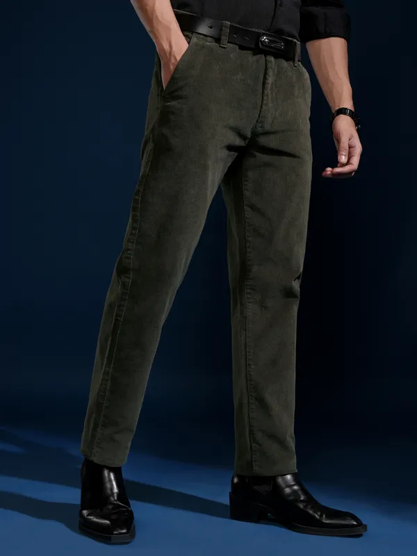 Highlander Men Olive Slim Fit Solid Casual Trouser