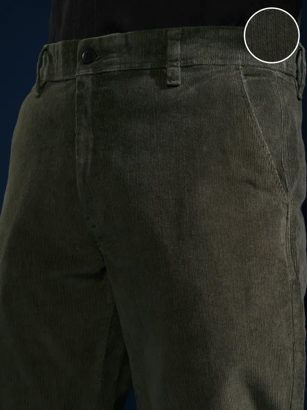 Highlander Men Olive Slim Fit Solid Casual Trouser