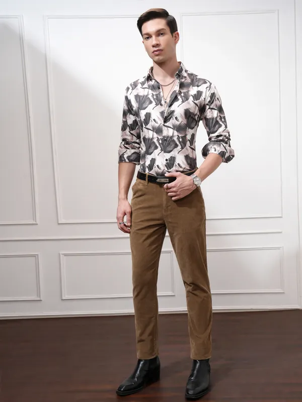Highlander Men Beige Slim Fit Solid Casual Trouser