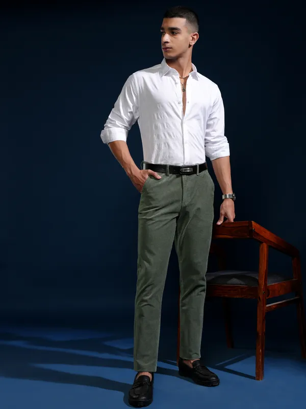 Highlander Men Olive Slim Fit Solid Casual Trouser