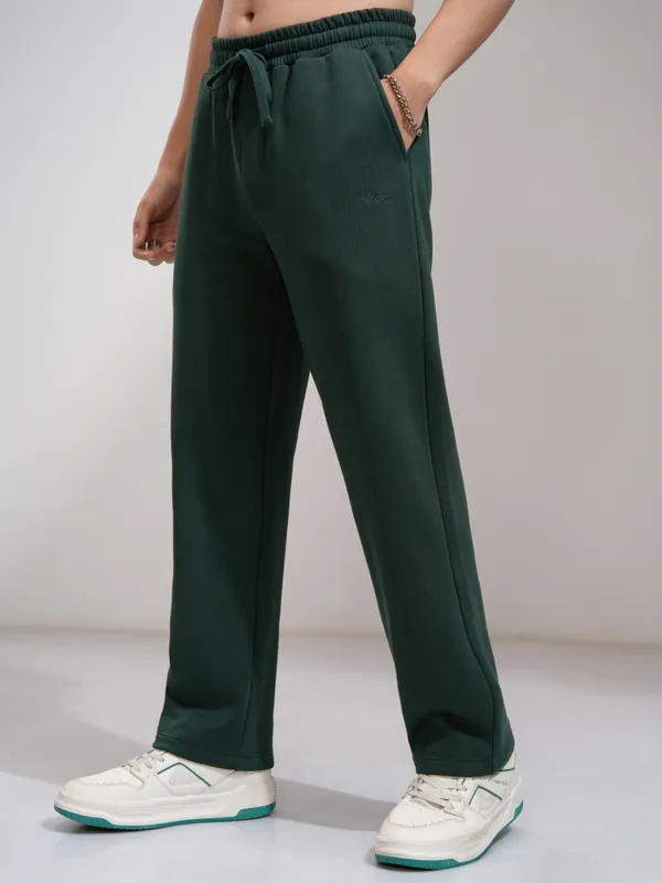 Highlander Men Olive Straight Fit Solid Casual Trouser