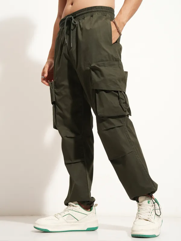 Highlander Men Green Straight Fit Solid Cargo