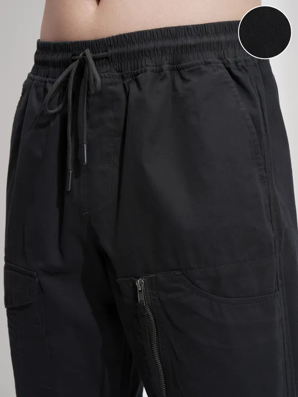 Highlander Men Black Straight Fit Solid Cargos