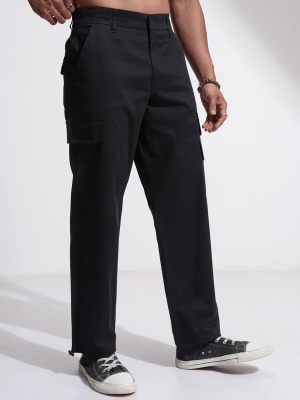 Highlander Men Black Straight Fit Solid Cargos