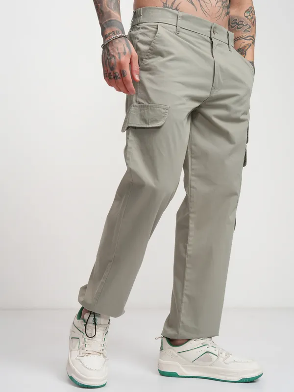Highlander Men Green Straight Fit Solid Cargos