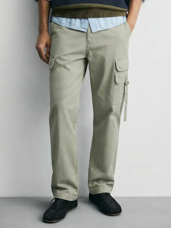 Highlander Men Green Straight Fit Solid Cargo