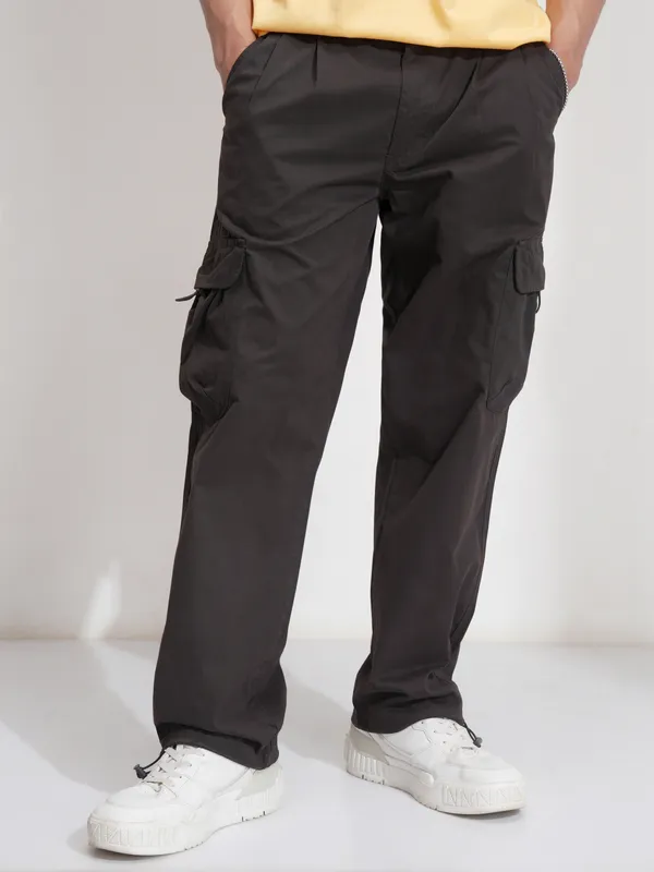 Highlander Men Black Straight Fit Solid Cargos