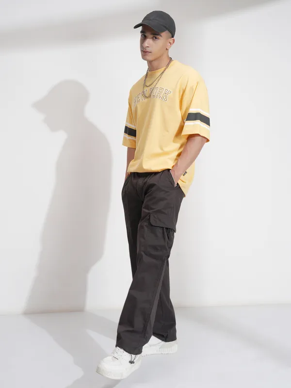 Highlander Men Black Straight Fit Solid Cargos