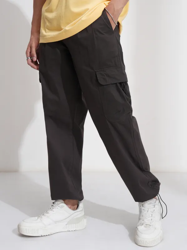 Highlander Men Black Straight Fit Solid Cargos