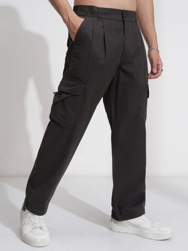 Highlander Men Black Straight Fit Solid Cargos