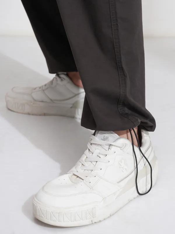 Highlander Men Black Straight Fit Solid Cargos