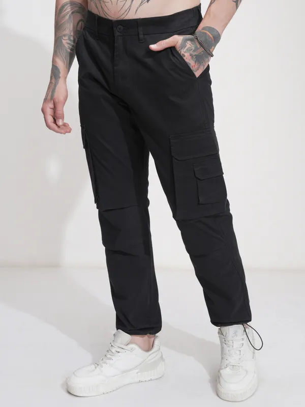Highlander Men Black Straight Fit Solid Cargos
