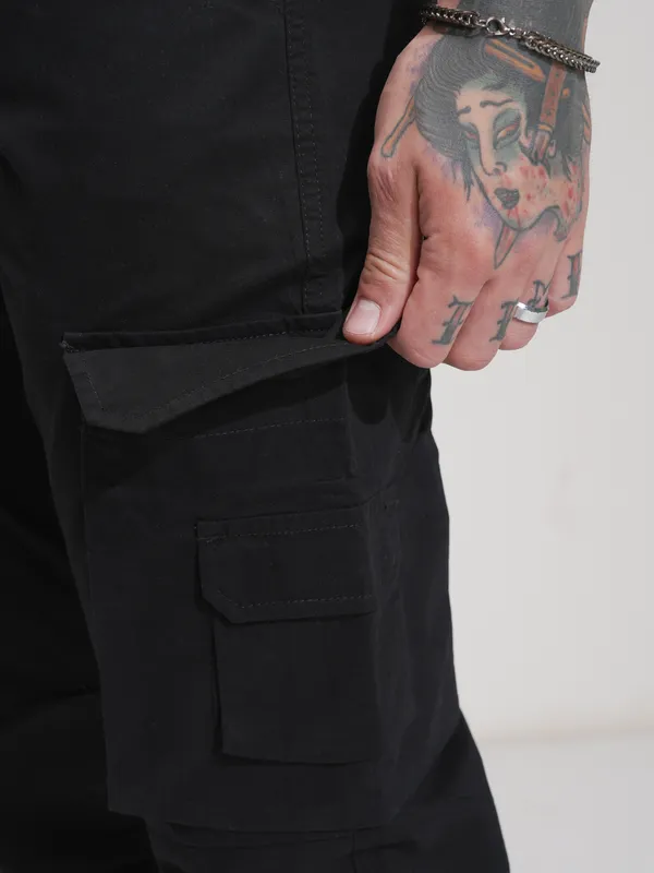 Highlander Men Black Straight Fit Solid Cargos