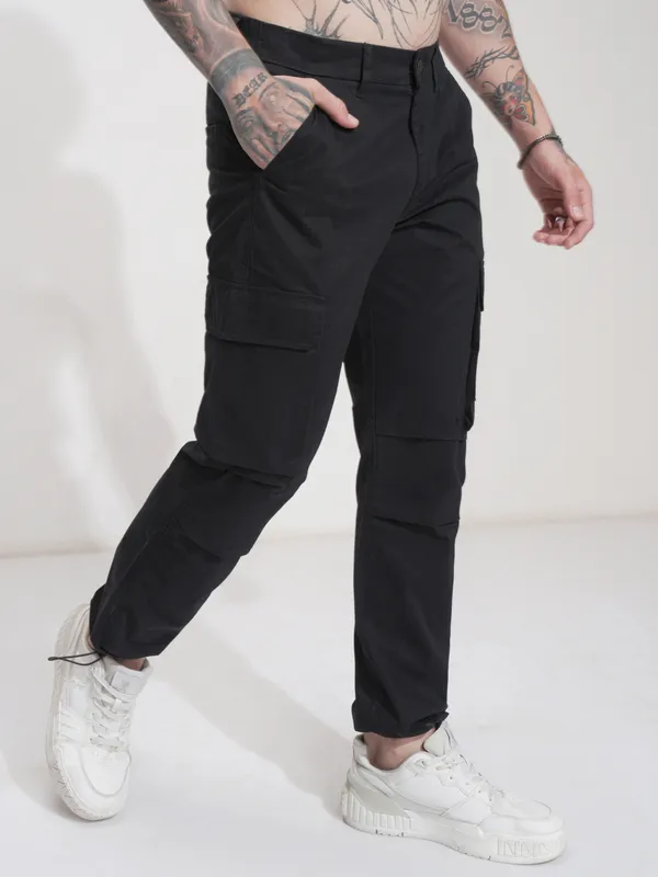 Highlander Men Black Straight Fit Solid Cargos