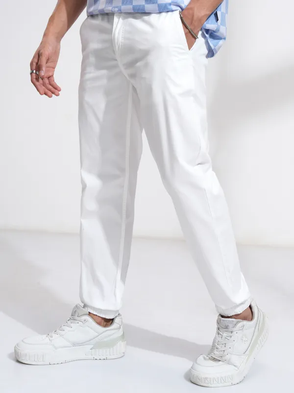 Highlander Men White Slim Fit Solid Joggers