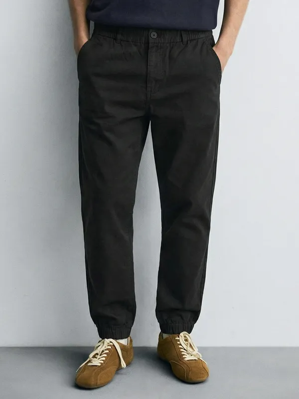 Highlander Men Black Slim Fit Solid Joggers