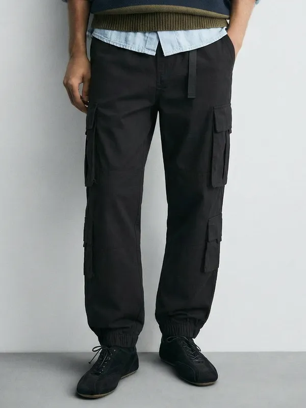 Highlander Men Black Relaxed Fit Solid Cargo