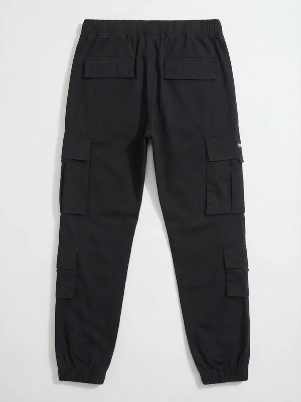 Highlander Men Black Relaxed Fit Solid Cargo