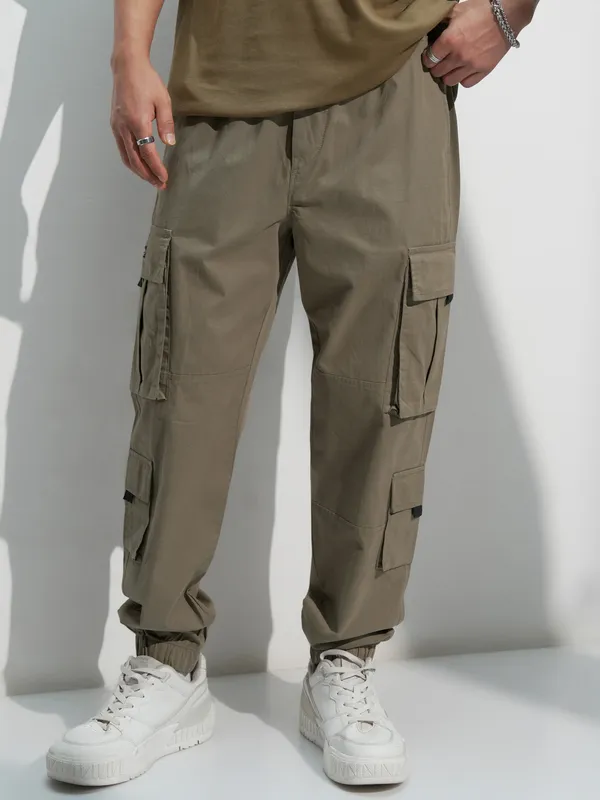 Highlander Men Green Solid Relaxed Fit Cargos