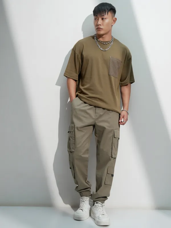 Highlander Men Green Solid Relaxed Fit Cargos