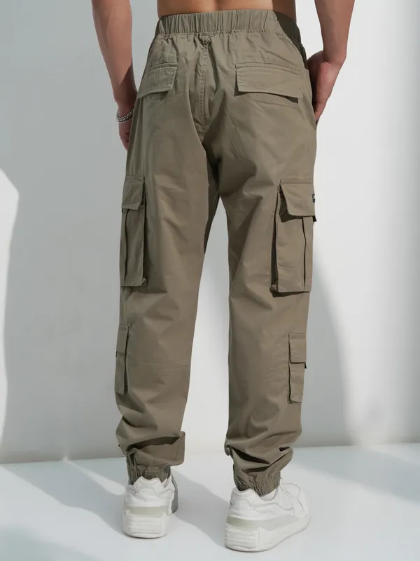 Highlander Men Green Solid Relaxed Fit Cargos