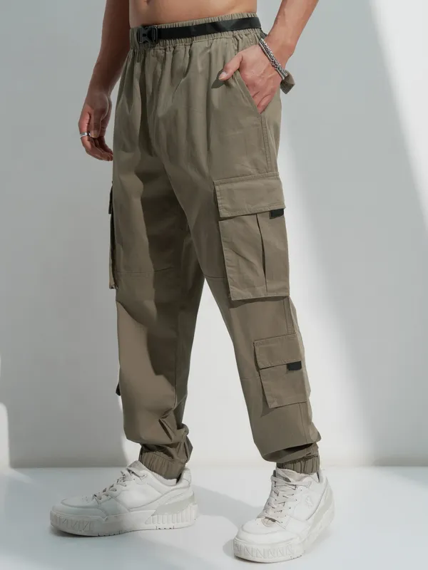 Highlander Men Green Solid Relaxed Fit Cargos