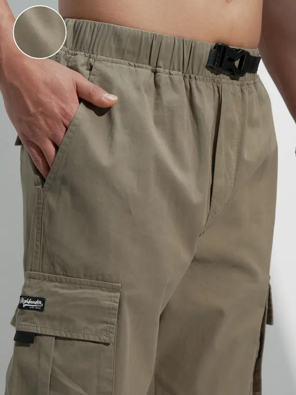 Highlander Men Green Solid Relaxed Fit Cargos