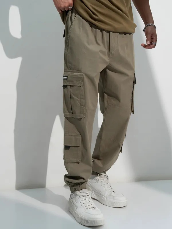 Highlander Men Green Solid Relaxed Fit Cargos