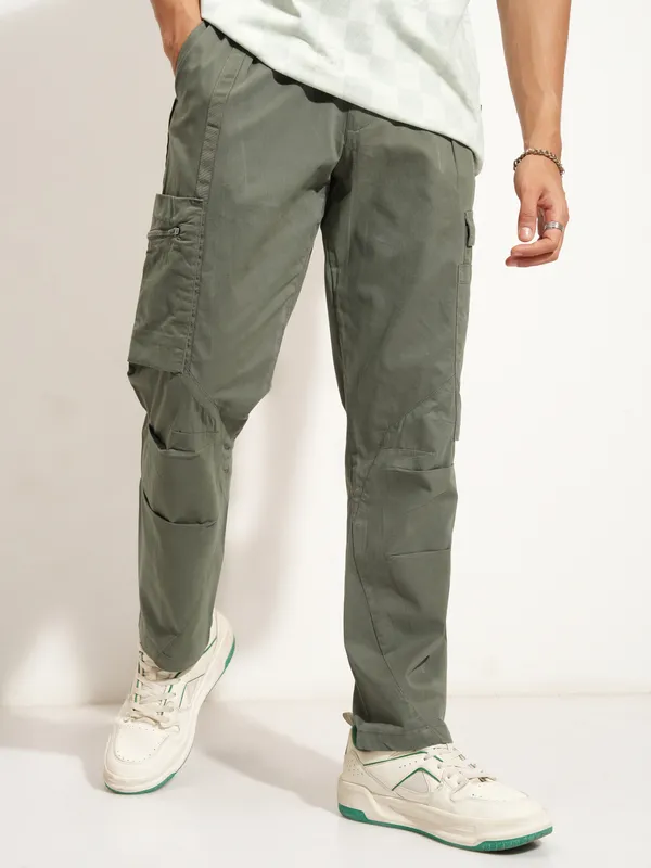 Highlander Men Olive Relaxed Fit Solid Cargo