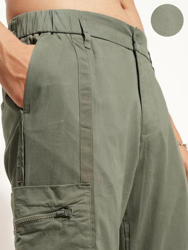 Highlander Men Olive Relaxed Fit Solid Cargo