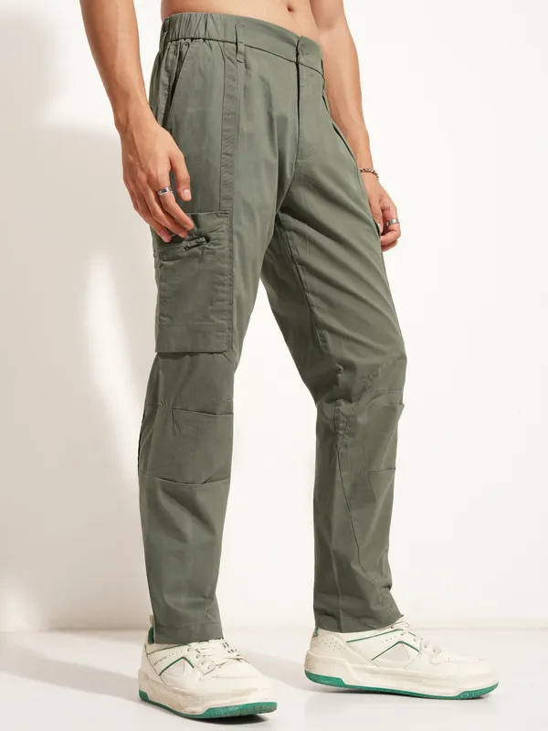 Highlander Men Olive Relaxed Fit Solid Cargo