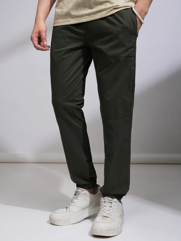 Highlander Men Green Slim Fit Solid Joggers