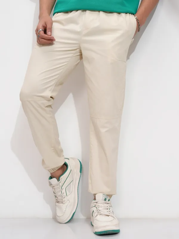 Highlander Men Off White Slim Fit Solid Joggers