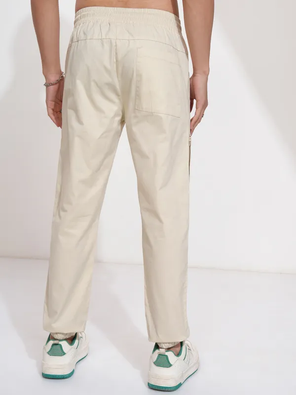 Highlander Men Off White Slim Fit Solid Joggers