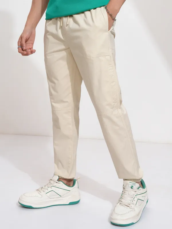Highlander Men Off White Slim Fit Solid Joggers