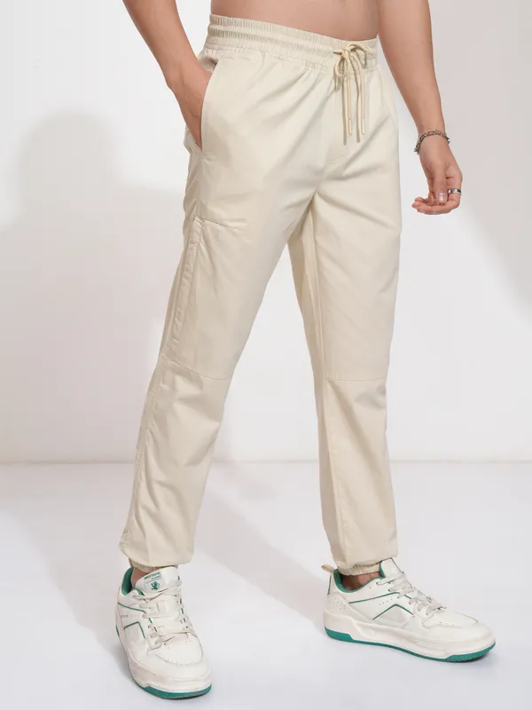Highlander Men Off White Slim Fit Solid Joggers