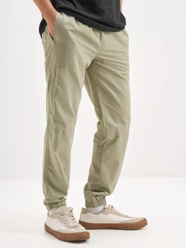 Highlander Men Olive Regular Fit Solid Joggers