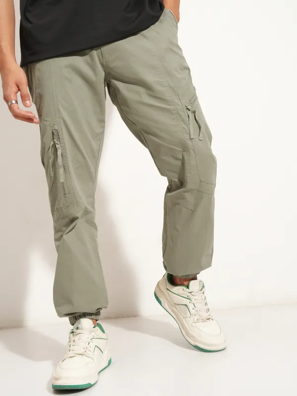 Highlander Men Green Relaxed Fit Solid Cargo