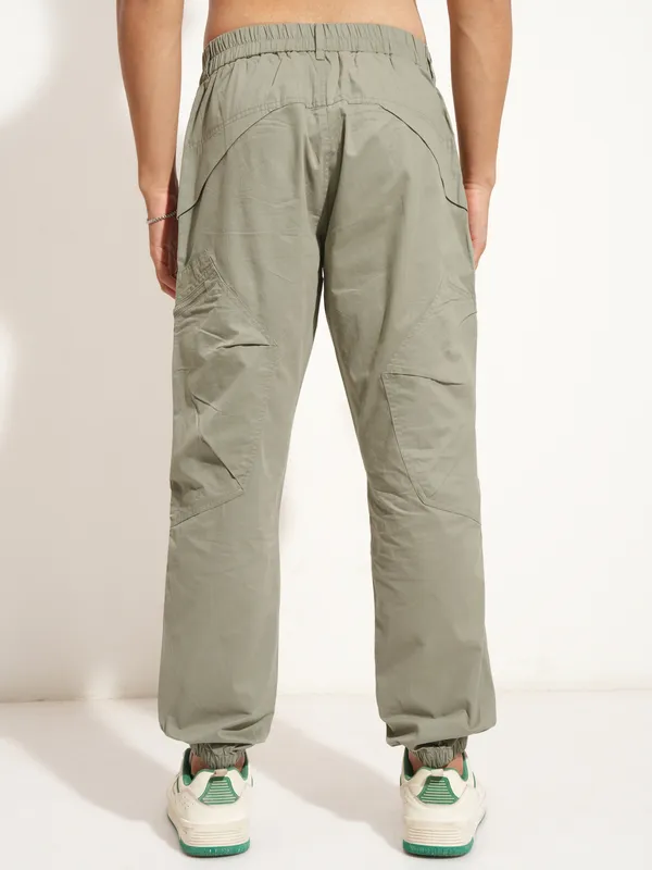 Highlander Men Green Relaxed Fit Solid Cargo