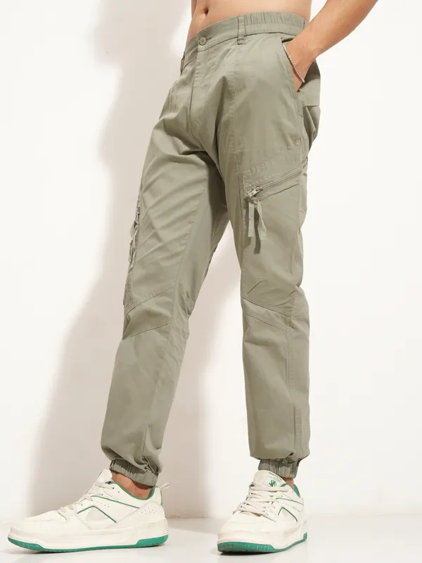 Highlander Men Green Relaxed Fit Solid Cargo