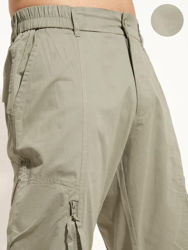 Highlander Men Green Relaxed Fit Solid Cargo