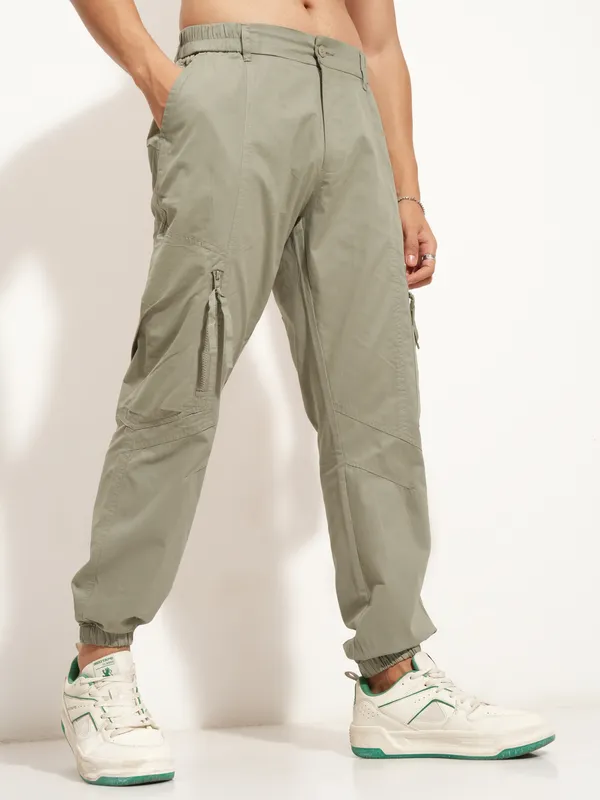 Highlander Men Green Relaxed Fit Solid Cargo