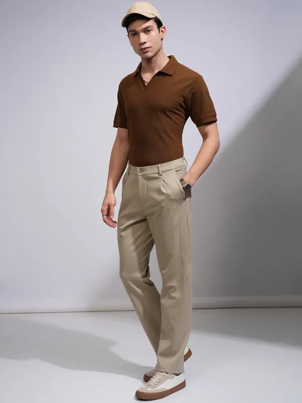 Highlander Men Beige Relaxed Fit Solid Cargos